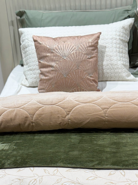 优雅卧室的图片，配有棕色、绿色和金色的装饰/颜色协调的被子、枕头和靠垫图片下载