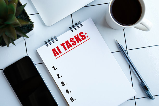 从上方拍摄的工作场所照片，包含笔记本电脑、笔、笔记本、植物和一杯咖啡，留有空白空间。图片下载