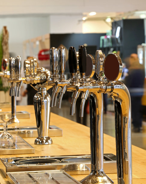 带有钢制水龙头的酒吧柜台，用于为顾客倒饮料或啤酒图片下载