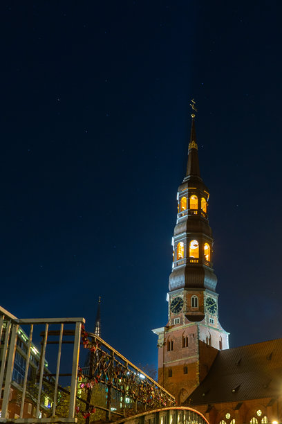 汉堡仓库区Speicherstadt的长时间曝光照片，日落后灯光照亮Wandrahmsfleet，德国图片下载