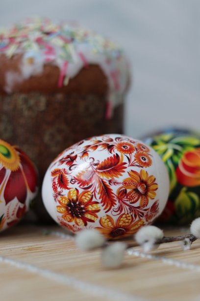 色彩鲜艳的手绘复活节彩蛋特写，带有复杂的花卉图案，适合在创意项目中展示节日传统、艺术或文化遗产。图片下载