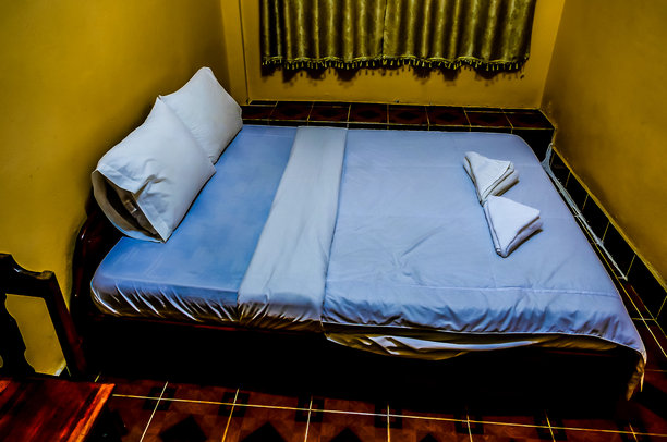 床上的枕头，数字照片作为背景图片下载