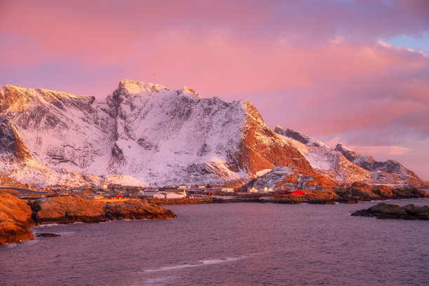 挪威。日出时的风景。峡湾中的自然。全景视图。斯堪的纳维亚。冬季挪威的度假与旅行。适合用作背景、壁纸和明信片的照片。图片下载