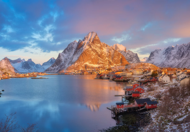 挪威洛福滕群岛雷纳的传统房屋景观。峡湾中的自然风光。全景视图。斯堪的纳维亚。冬季挪威的度假与旅行。适合用作背景、壁纸和明信片的照片。图片下载