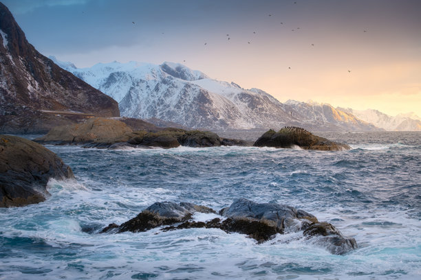 挪威。日出时的风景。峡湾中的自然。全景视图。斯堪的纳维亚。冬季挪威的度假与旅行。适合用作背景、壁纸和明信片的照片。图片下载
