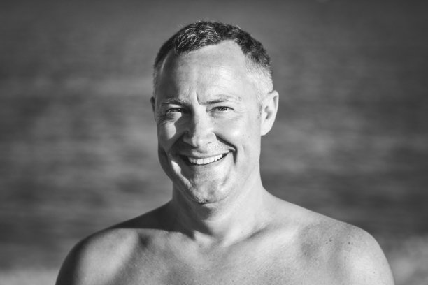 海边快乐男人的头像，面向镜头，黑白色调图片下载