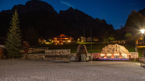 意大利南蒂罗尔阿尔塔巴迪亚谷的科尔福斯科、卡尔富施的夜景照片图片下载