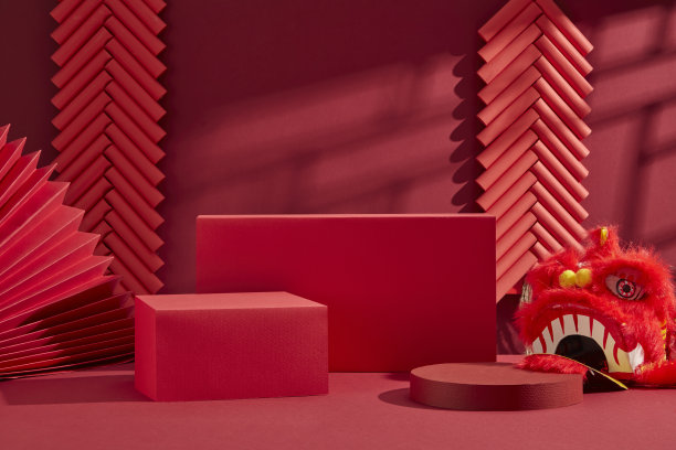 春节促销图片。背景为红色，包含两串红色鞭炮、一把纸扇、三个空的红色产品展示平台和一个红色舞狮头。图片下载