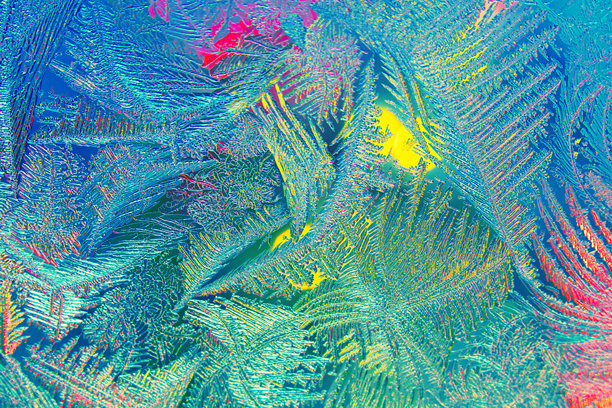 自然色彩丰富的冰纹理照片，光线照射在冰冻的玻璃上。抽象背景。图片下载