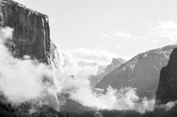 令人惊叹的优胜美地国家公园隧道景观照片，展示了壮丽的花岗岩悬崖、郁郁葱葱的山谷和高耸的瀑布。图片下载