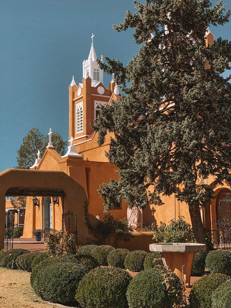 引人注目的阿尔伯克基（新墨西哥州）照片，展示了这座城市独特的土坯建筑。图片下载