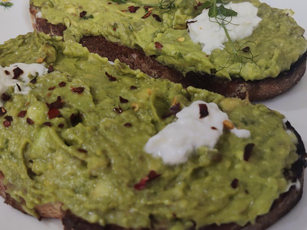 新鲜鳄梨吐司 - 股票照片图片下载