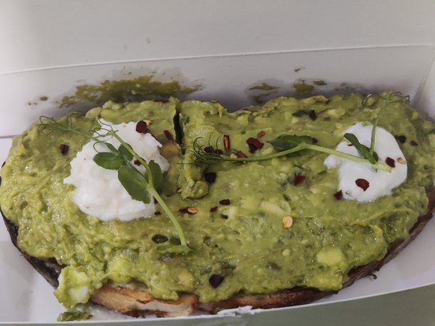 新鲜的鳄梨吐司 - 股票照片图片下载