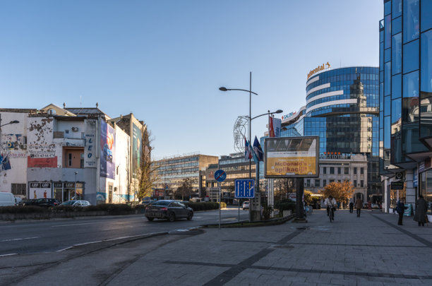 塞尔维亚诺维萨德的节日气氛，城市街道洋溢着节日的欢愉和生动的装饰，建筑和人们熙熙攘攘。编辑图片图片下载
