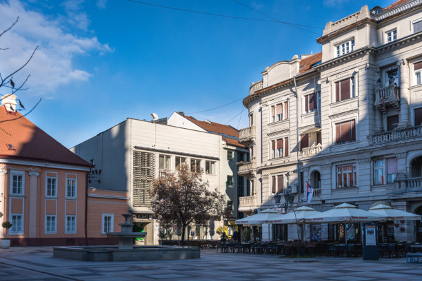 塞尔维亚诺维萨德的节日气氛，城市街道洋溢着节日的欢愉和生动的装饰，建筑和人们熙熙攘攘。编辑图片图片下载