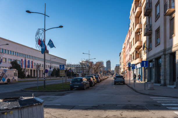 塞尔维亚诺维萨德的节日气氛，城市街道洋溢着节日的欢愉和生动的装饰，建筑和人们熙熙攘攘。编辑图片图片下载