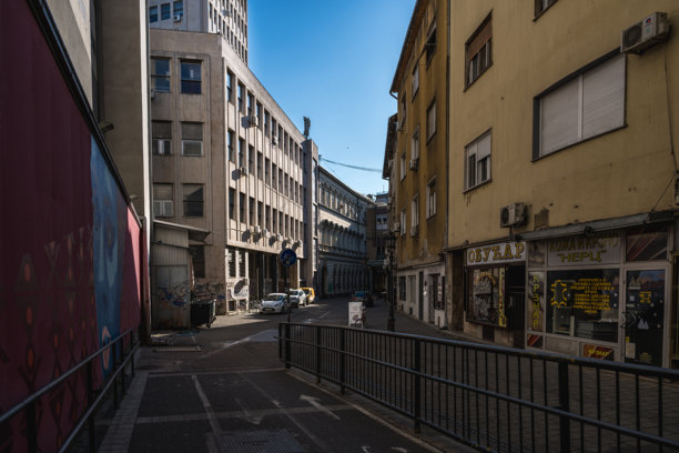 塞尔维亚诺维萨德的节日气氛，城市街道洋溢着节日的欢愉和生动的装饰，建筑和人们熙熙攘攘。编辑图片图片下载