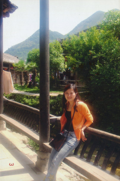 复古风格建筑中的中国女性游客，真实生活的旧照片图片下载