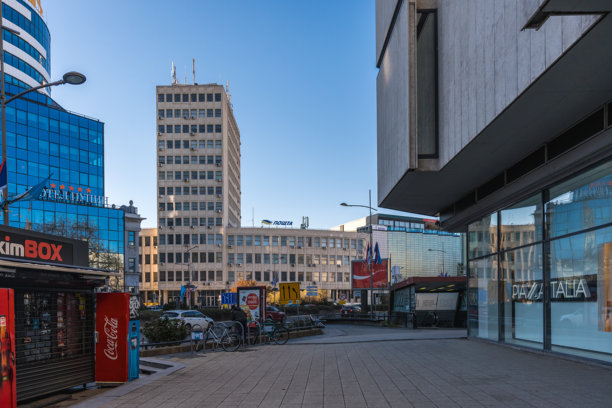 塞尔维亚诺维萨德的节日气氛，城市街道洋溢着节日的欢愉和生动的装饰，建筑和人们熙熙攘攘。编辑图片图片下载