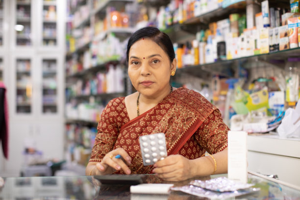 女性化学家在商店检查药物 - 股票照片图片下载