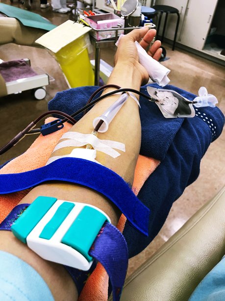 捐献血液时手臂的特写照片。图片下载