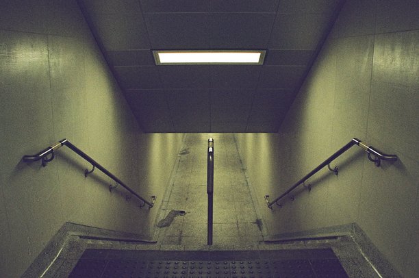 边缘地带的地铁走廊照片图片下载