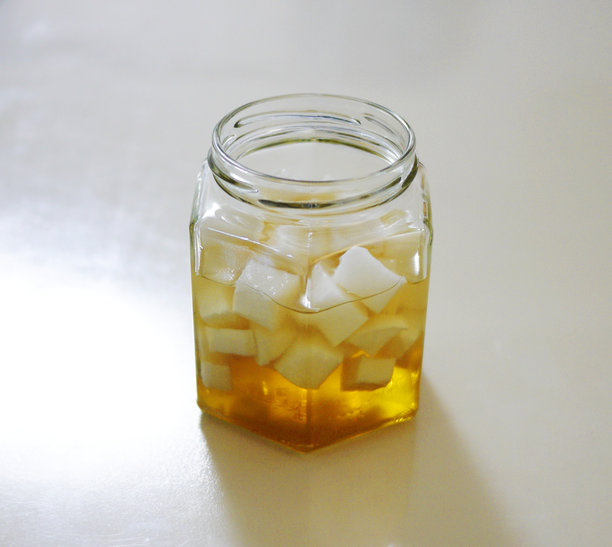 蜜腌萝卜的玻璃瓶照片素材图片下载