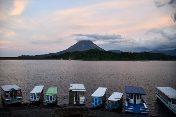 湖泊与山脉，作为背景的照片，拍摄于哥斯达黎加中美洲的阿雷纳尔火山湖公园。图片下载