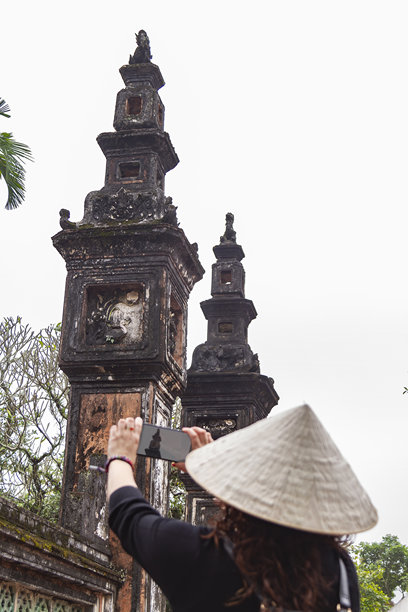 游客在越南拍摄古老寺庙遗址的照片图片下载