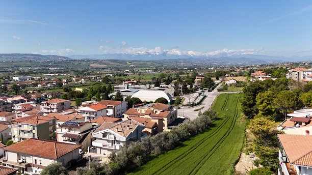 意大利房屋、屋顶、街道和绿地的航拍照片。图片下载