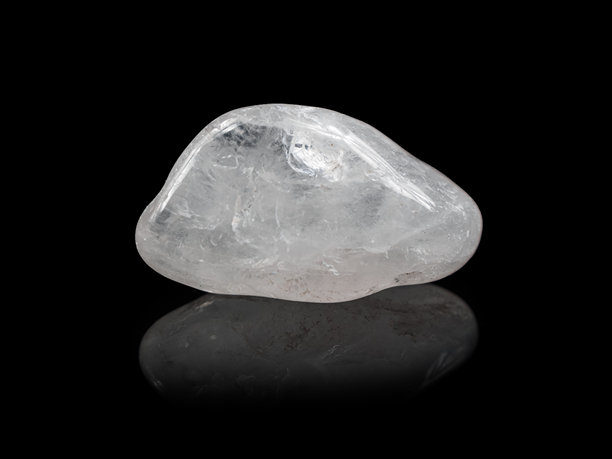 清澈的水晶照片。透明的美，独特的形状，闪耀的纹理。探索石英的多样性。图片下载