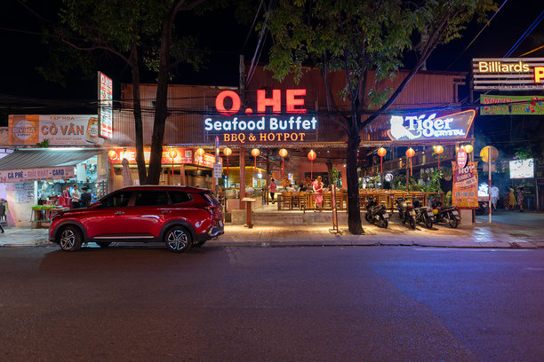 越南芽庄夜间的Ohe海鲜自助餐厅 - 烧烤和火锅的街景。图片下载