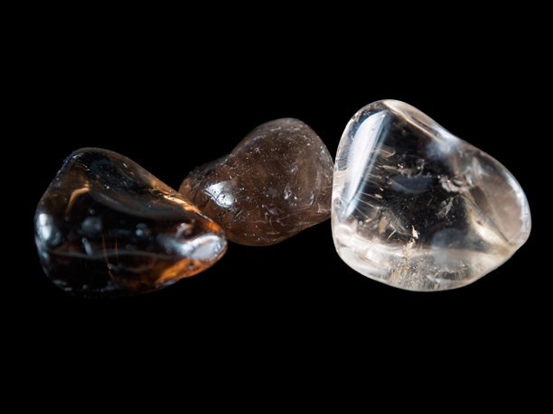 烟水晶（Rauchtopaz）照片。大地色调，半透明的美，独特的形态和自然的纹理。图片下载