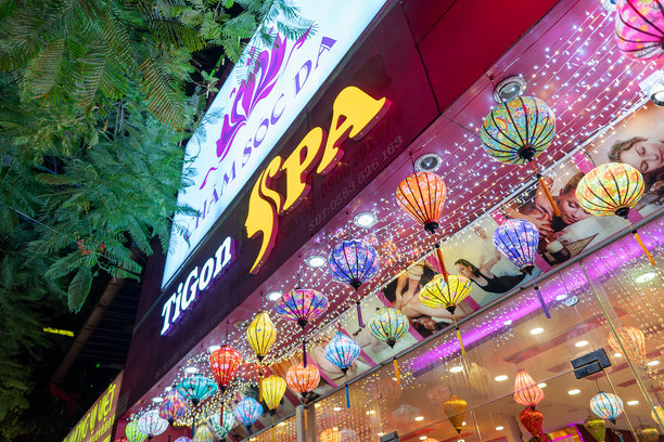 越南芽庄 - 2024年8月3日：芽庄TiGon水疗中心的外观照片，展示了明显的品牌标识和热情的细节。图片下载