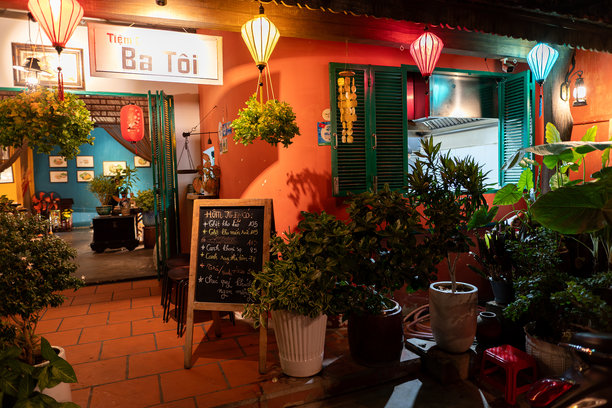 芽庄的巴托伊餐厅夜景照片。图片下载