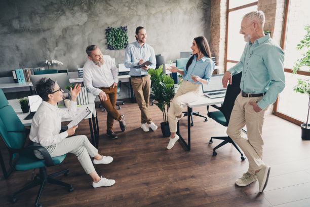 团队成员在现代舒适的办公室阁楼内共同头脑风暴的全身照片图片下载