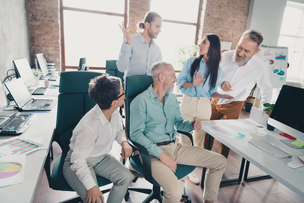 团队创业伙伴在舒适宜人的创意创业办公室阁楼房间内讨论文件的照片图片下载