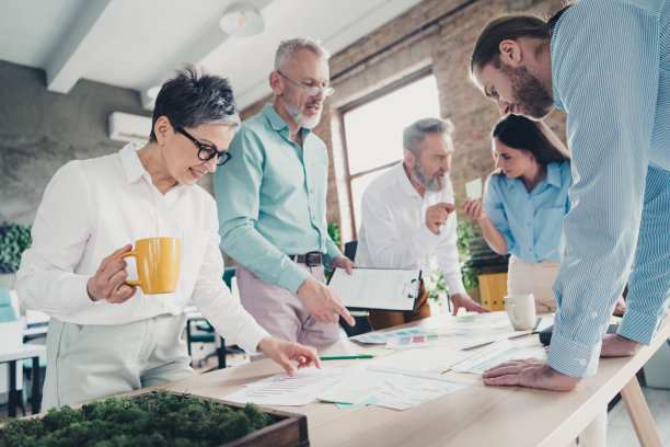 团队合作的项目照片，展示了人们在会议室内进行头脑风暴，共同工作，成功的团队建设，明亮的办公室环境。图片下载