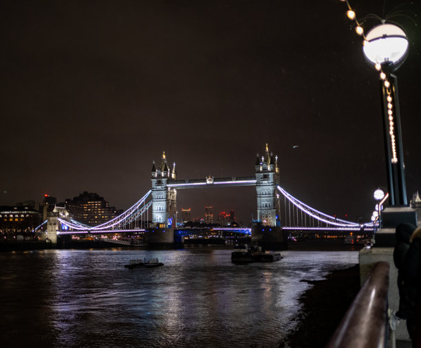 伦敦塔桥夜景倒映在泰晤士河中。库存照片图片下载