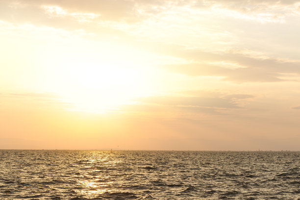 自然海景黄昏晚霞背景风景田园简单波浪水面地平线全景壁纸风景概念照片图片下载