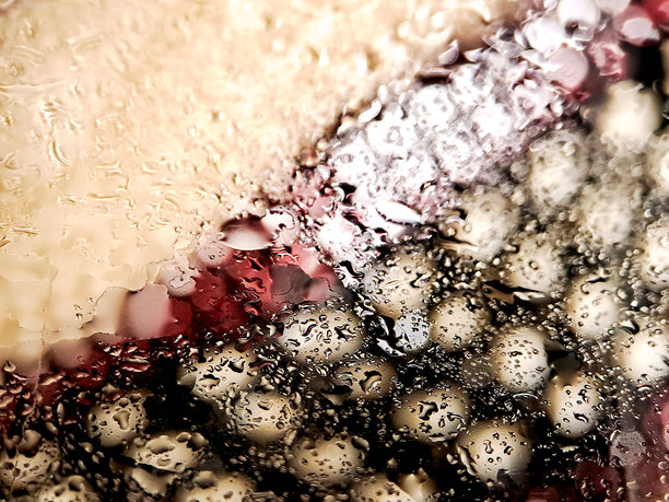 钩织面料，白色、酒红色和黑色纱线交织出迷人的效果。这张照片突显了复杂的纹理。图片下载