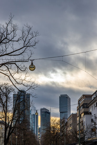 现代建筑的天际线。现代建筑与历史建筑相映成趣。法兰克福（德国）大都市的街头照片。图片下载