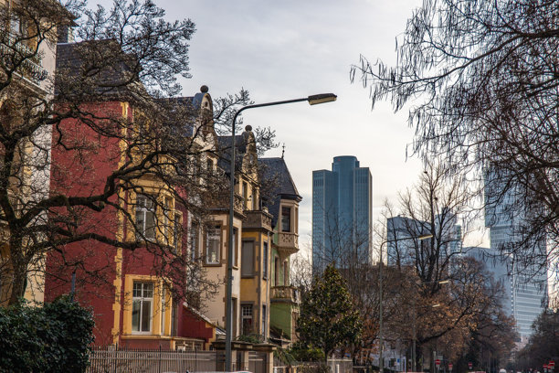 现代建筑的天际线。现代建筑与历史建筑相映成趣。法兰克福（德国）大都市的街头照片。图片下载