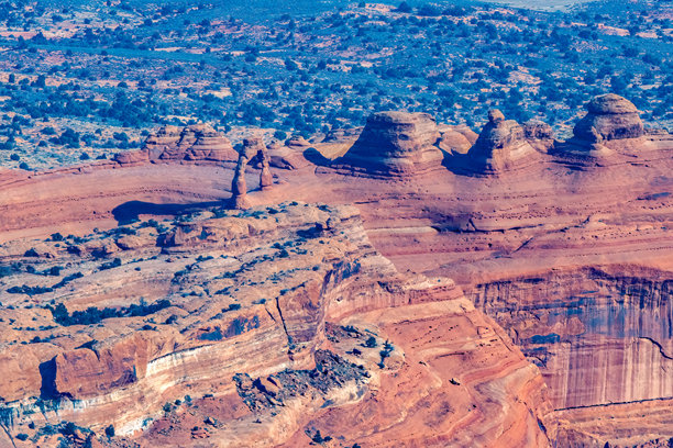 犹他州拱门国家公园的细腻拱门远景照片，背景是一个不知名的热门徒步旅行路线，位于北美西南部。图片下载