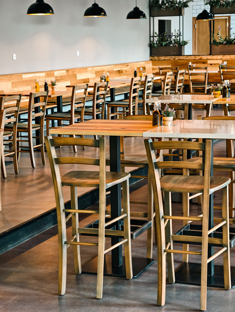 餐厅内部，配有木制桌椅，库存照片图片下载