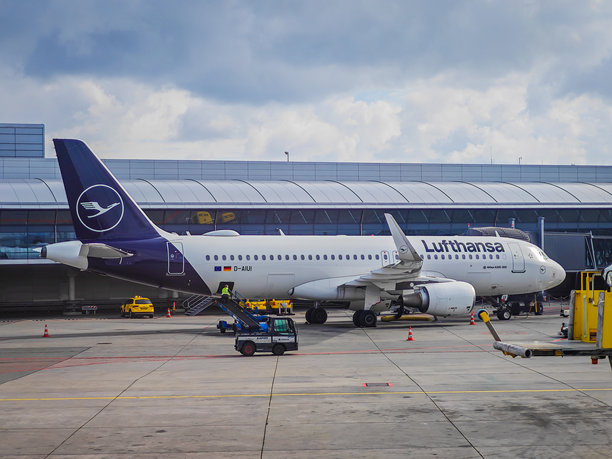 汉莎航空的客运飞机在机场被拖曳。特写照片图片下载