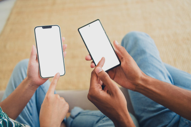 年轻夫妇在室内使用现代设备进行网上购物的裁剪照片图片下载