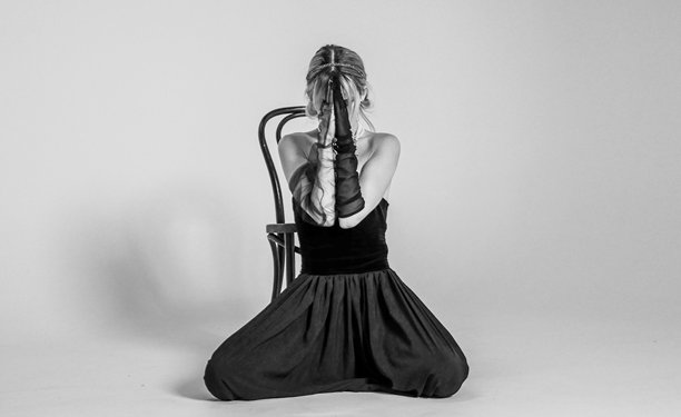 模特摆出奇特姿势，穿着长裙，黑白照片，戴着晚礼手套，复古风格。图片下载