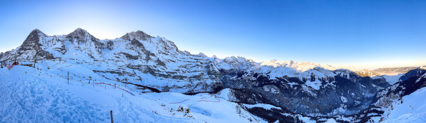 瑞士温根的劳伯霍恩滑雪世界杯赛道全景，背景是白雪皑皑的山脉图片下载