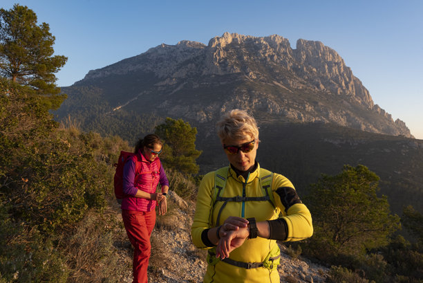 在崎岖小径上探险的登山者 - 股票照片图片下载